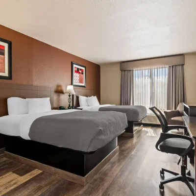 Quality Inn & Suites Hotels near Cherry Grove Beach