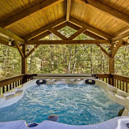 Hocking Hills Secluded Cabin • Hot Tub • Fireplace