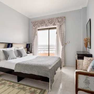 GuestReady - Vibrant flat with  balcony