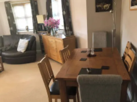 1 Bedroom Apartment Sleeps 2 - Pets Welcome - Tv Hotels in Copthorne