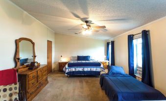 Lakefront Many Vacation Home w/ Kayaks!