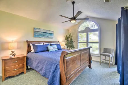 Sea Trail Resort Villas Condo with Community Perks! Отели рядом с достопримечательностью «Парк Сансет Бич»