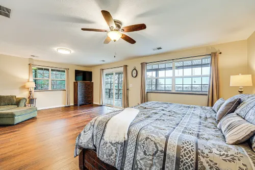Lakeside Blue Eye Escape w/ Game Room & Hot Tub! - parking