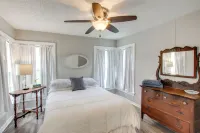 Home Near Kinnick, UI Health & Amish Country - Homestays