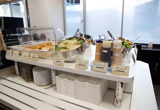 산코 인 욧카이치 에키마에 조식 공간