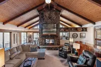 Beautiful, large, private home in Fox Acres- huge patio w/ gorgeous views!