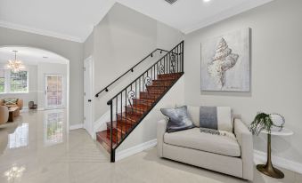 Daisy Townhouse  Steps from The Beach