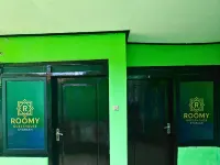 Roomy Guesthouse Hotels in Lowokwaru