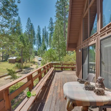 6 Mi to Yosemite National Park: Retreat w/ Deck!
