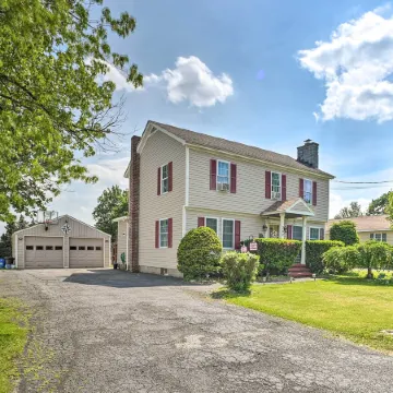 Stylish Suburban Getaway, 10 Miles to Royal Mtn!