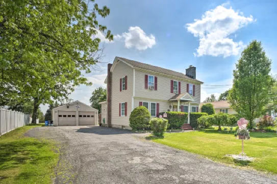 Stylish Suburban Getaway, 10 Miles to Royal Mtn!