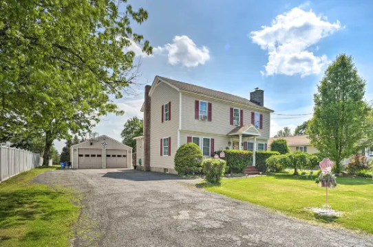 Stylish Suburban Getaway, 10 Miles to Royal Mtn!