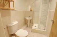 2 Double Bed Flat, En-suite, Top Floor, With Private Parking Hotels in Hatfield