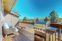 Near Hiking & Biking! Flagstaff Condo w/ Grill - شقق