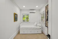Pet Friendly- Fenced Yard - Walk to Las Olas - 4 Miles to the Beach!