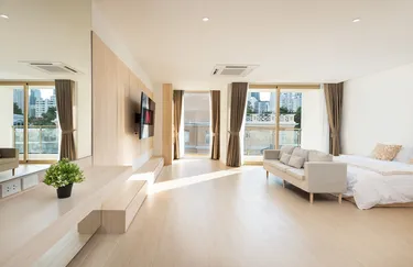 รูปภาพของบ้านพักสไตล์มูจิพื้นที่กว้างขวาง 4 ห้องนอนพร้อมลอฟต์ และสระว่ายน้ำ ในเอกมัย