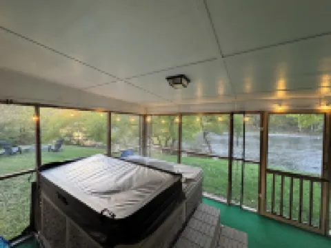 Waterfront Cottage with Hot Tub, & Fire Pit. Pet Friendly.