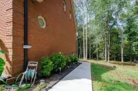 Luxury Basement Suite • Sleeps 5 - Condos