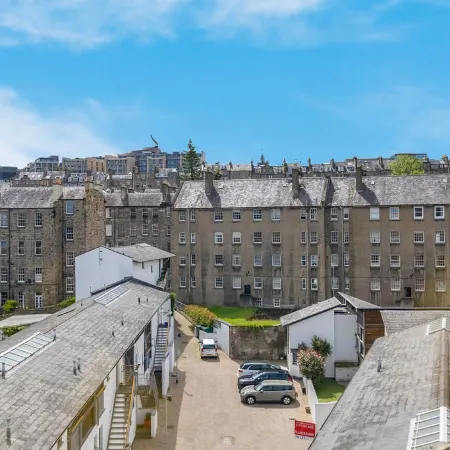 GuestReady - Big 4Br in Central Edinburgh