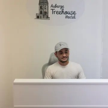 Treehouse Hostel Отели рядом с достопримечательностью «Музей Маккорд»