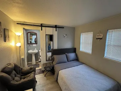 Cozy cabin in safe neighborhood fabulous Las Vegas with WiFi, AC Hotels in Summerlin