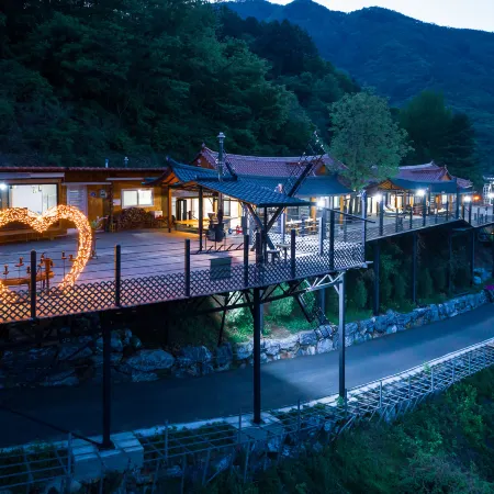 Jecheon Wolaksan Healing Pension Отели рядом с достопримечательностью «Храм Токчуса»