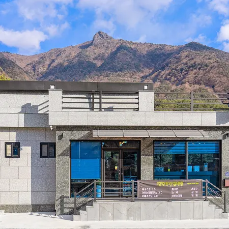Geochang Sunflower Pool Villa Pension