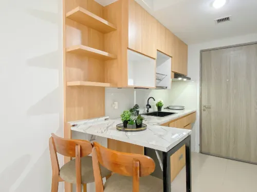 Contemporary And Restful 2Br At Apartment Anwa Residence - Kitchen