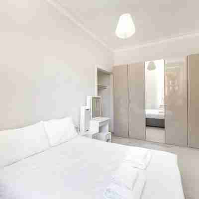 Elegant 2-Bed Flat with Edinburgh Charm Rooms