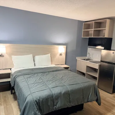 Bravo Inn Greensboro Hotels near Wet 'n Wild Emerald Pointe