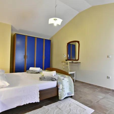 Bright stay with shared pool & BBQ in Tar