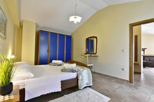 Bright stay with shared pool & BBQ in Tar