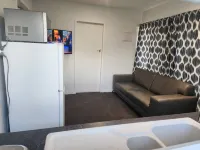 Entire flat next to park, close to uni, & city - 1 bedroom, 1 lounge, ensuit - Condos