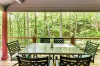 Pet-Friendly Otto Mountain Cabin w/ Fireplace! - Hot Tub