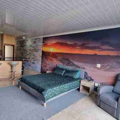 Waterfront Deco apartment 2 sleeper lake views Rooms
