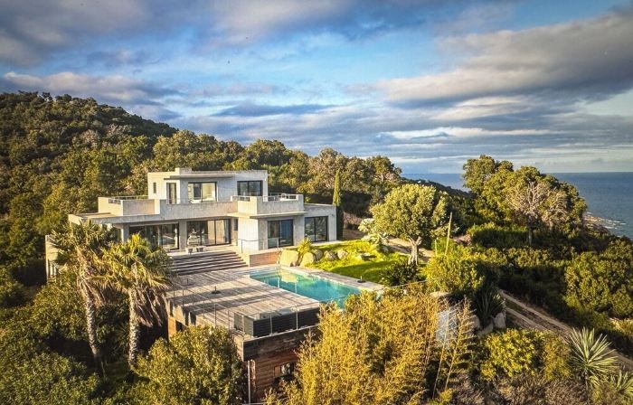 MAGNIFICENT 330 M2 VILLA - HEATED POOL - SEA AND MOUNTAIN VIEWS