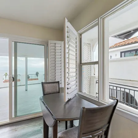 1BR Ocean-view Apt - Walk to Beach, Shops & Pier