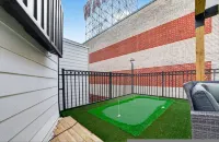 Skyline Views Rooftop Retreat Sleeps 8 - Homestays
