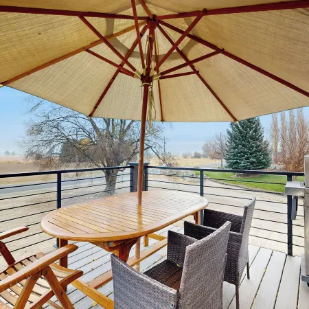 Home w/ Farmstyle Loft & Views, Mins to Dtwn