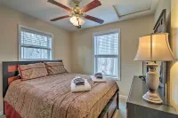 Family Poconos Home w/ Decks, 6 Mi to Skiing! - Kylpylä