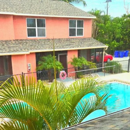 A Tropical Paradise, 2-bedroom townhouse with AC, WiFi, & pool in Ft. Myers