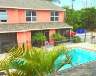 A Tropical Paradise, 2-bedroom townhouse with AC, WiFi, & pool in Ft. Myers - Pools
