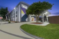 Spark by Hilton Grand Prairie - Parkplatz