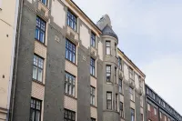 Modern Luxury Flat - Steps to Station - Homestays