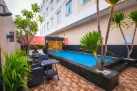 Daima Hotel Padang - piscina