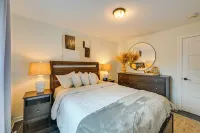 Walk to Train! Updated Apt in Huntington Station - Apartments