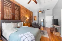Downtown Loft Amazing Bath Tub & Shower #9 - Apartments