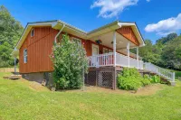 Cozy Cabin Retreat: Peaceful Mountain Views - 2-Star