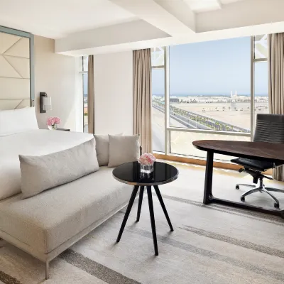 Crowne Plaza JEDDAH AL SALAM by IHG Отели рядом с достопримечательностью «Торговый центр Aya»