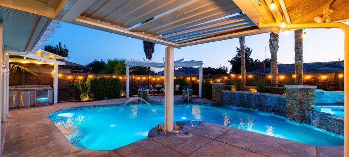 Hot Tub & Pool with 5 Cozy Bedrooms Hotels in Fresno